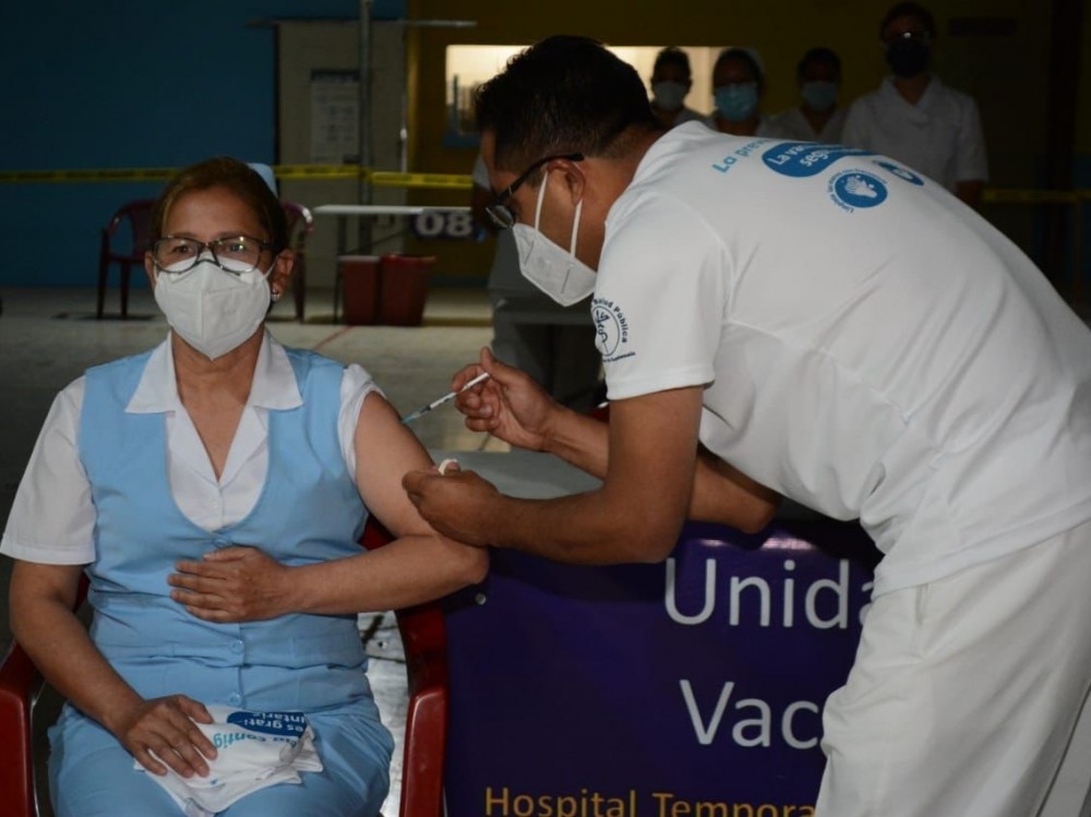  Trabajadores del Hospital Temporal de Quetzaltenango recibirán tercera dosis de la vacuna contra el Coronavirus 