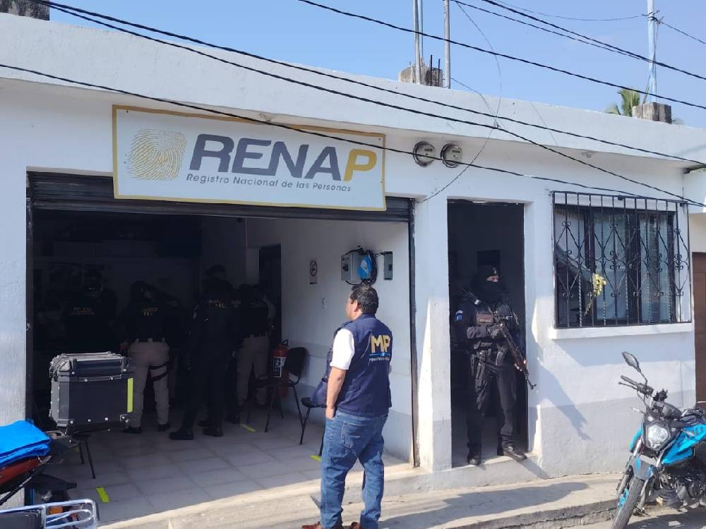 Trabajadores del Renap son capturados tras ser señalados de extender un DPI falso a un ciudadano mexicano