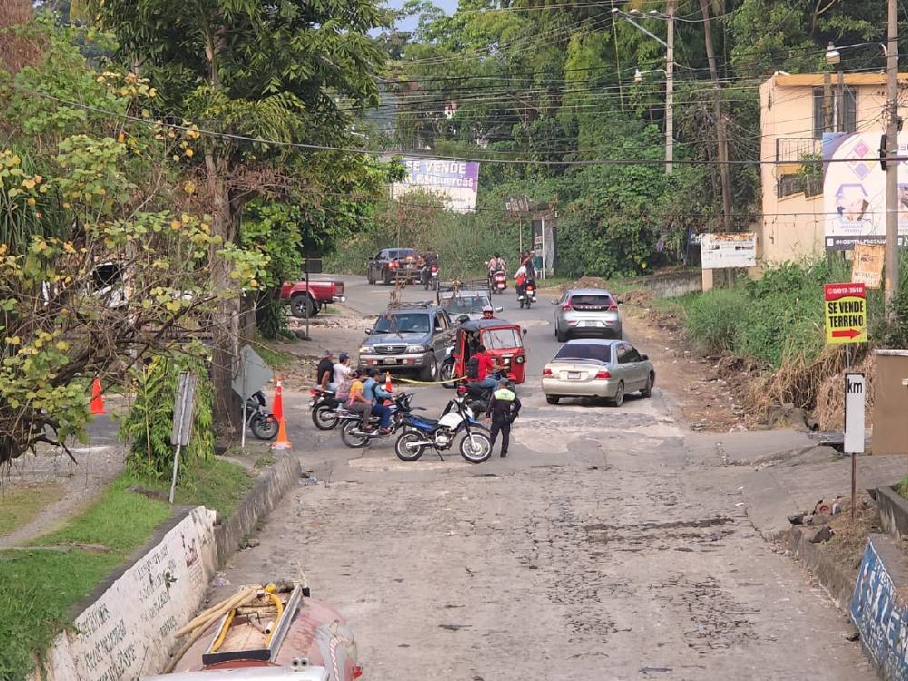 Trabajos de recuperación de carretera de Mazatenango hacia San Francisco causa malestar en pilotos por el tráfico