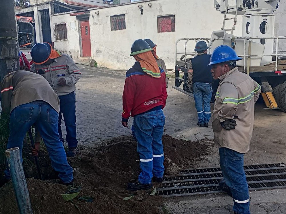 Trabajos de traslado de infraestructura eléctrica en zona 3 de Quetzaltenango