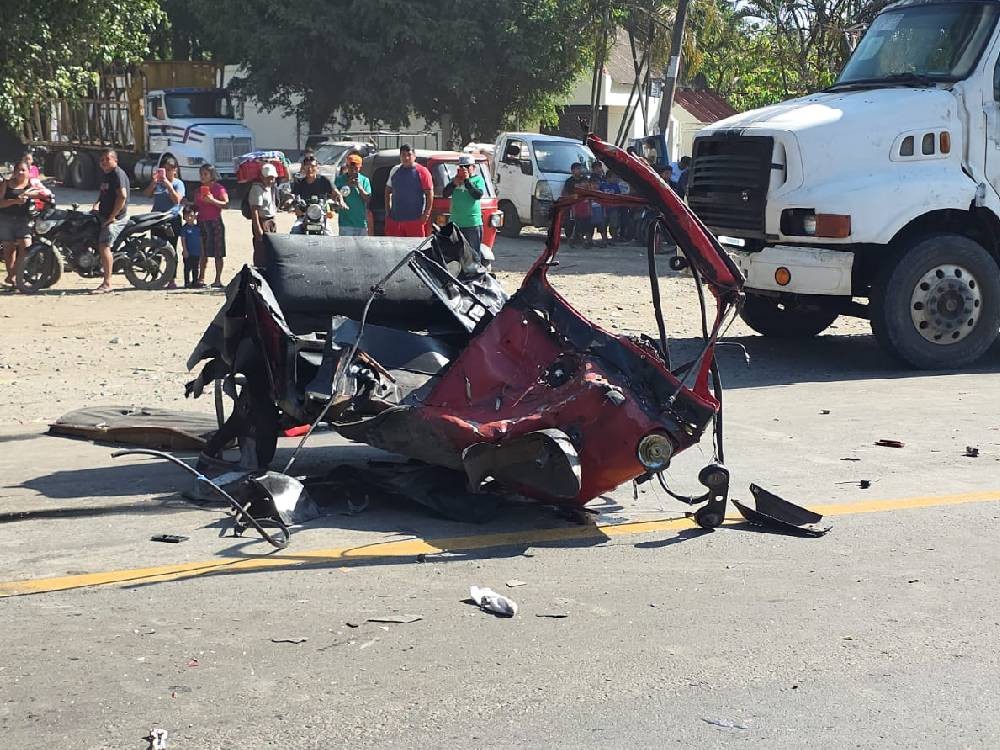 Tragedia en la ruta CA-2: Un fallecido y dos heridos tras colisión de mototaxi y transporte pesado