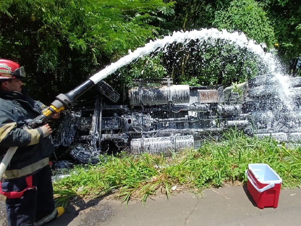 Tráiler y picop protagonizan aparatoso accidente de tránsito