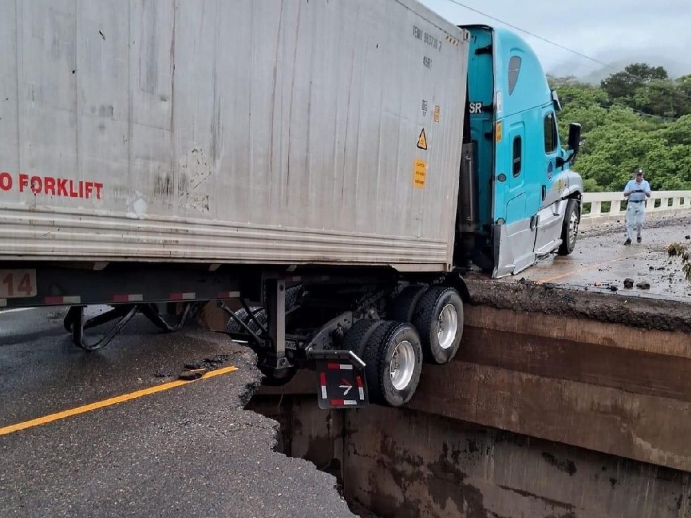 Transporte pesado queda atrapado tras colapso de ruta 