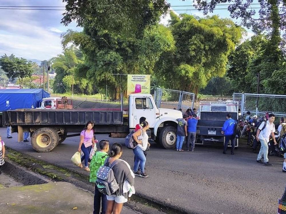 Transportistas bloquean ingresos al municipio de Malacatán, San Marcos