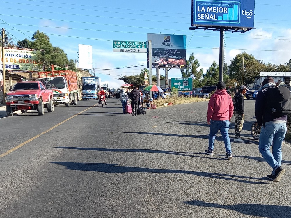 Transportistas de Huehuetenango bloquean exigiendo mejores carreteras 