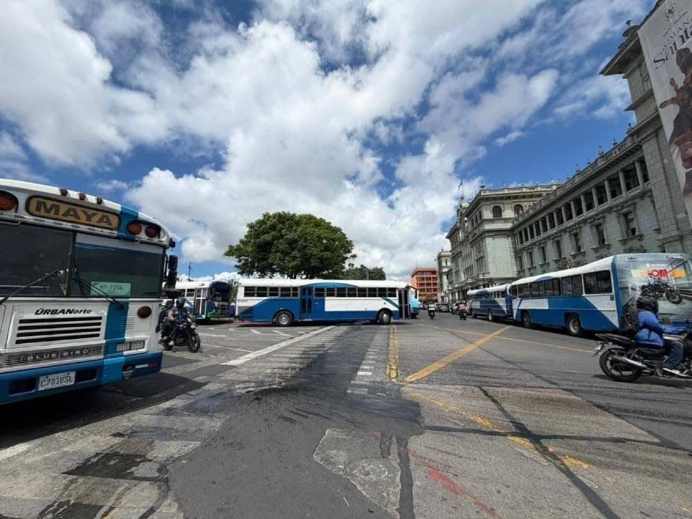 Transportistas movilizarán más de 200 unidades para protestar en contra del alza del diésel  