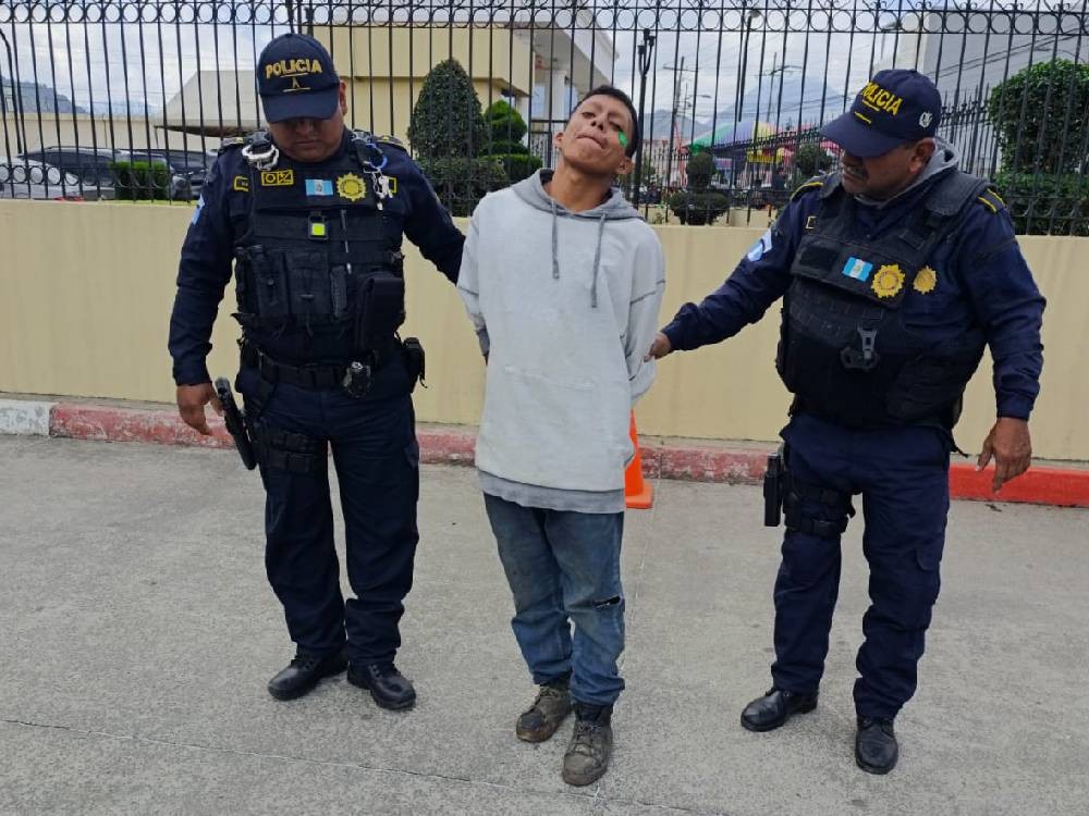 Tras denuncias de asaltos en zona 2 de Xela, PNC detiene a hombre que portaba un arma de fuego de juguete 