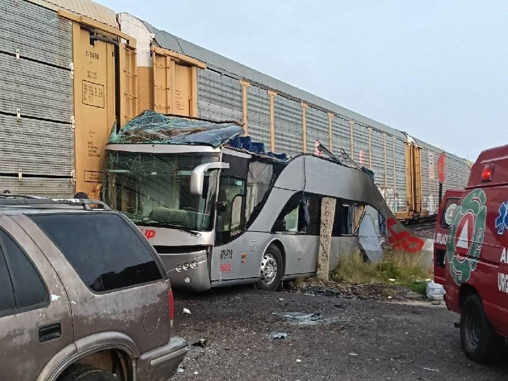 Tren arrolla a autobús en México: al menos nueve muertos y más de 40 heridos 