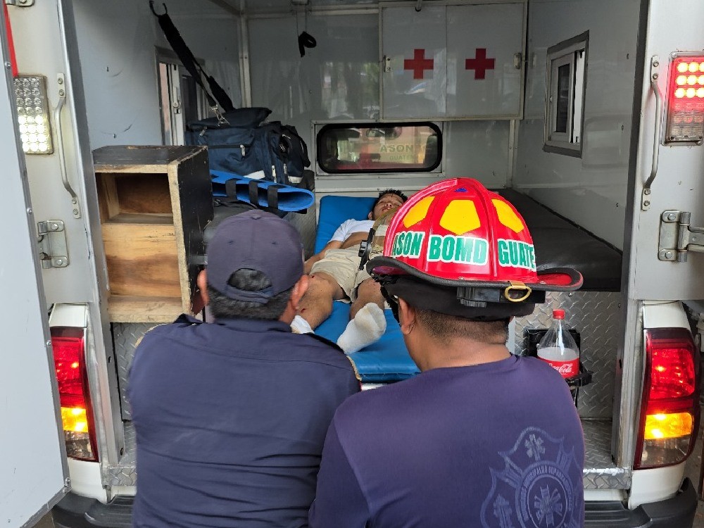 Tres personas heridas tras choque de motocicletas 