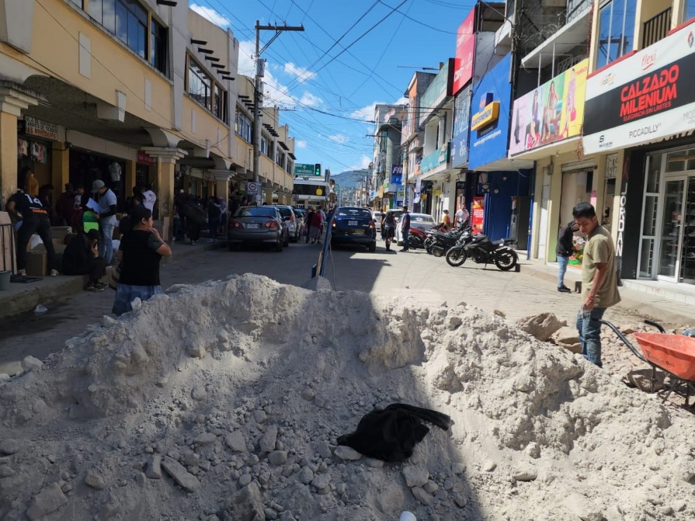 Tráfico complicado por cierre de calles en zona céntrica de San Pedro Sacatepéquez