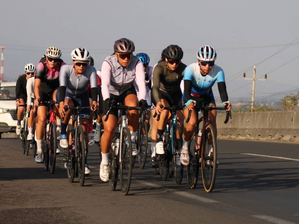 Triatleta Marlen Aguilar se prepara en campamento de alto rendimiento en México 