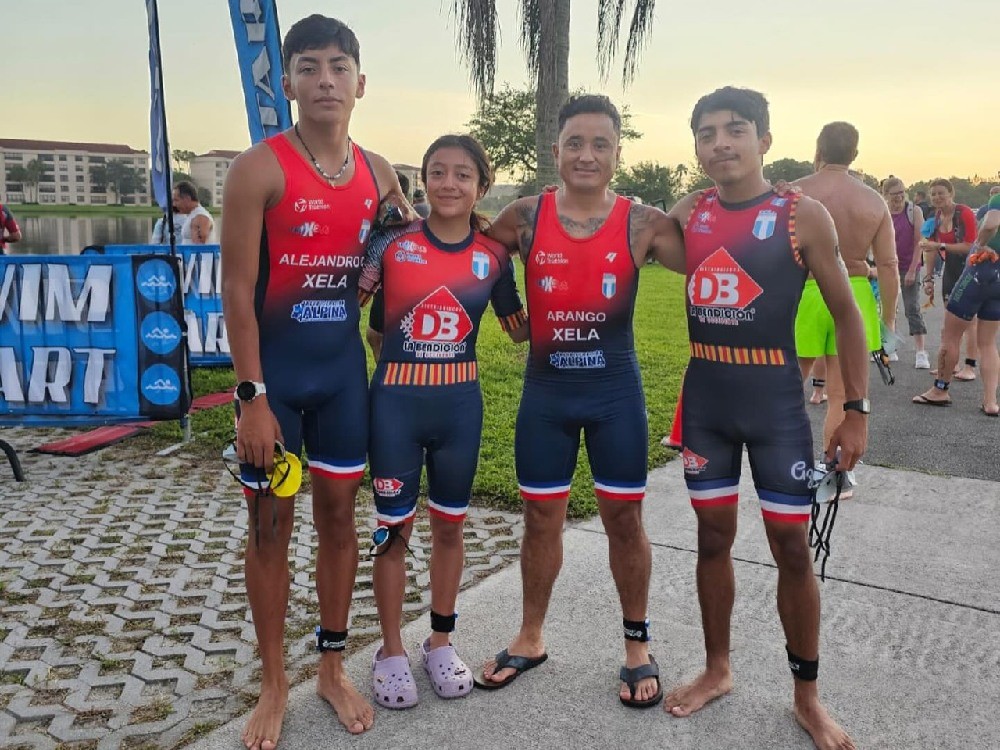 Triatletas chivos se cuelgan medallas en evento en Florida