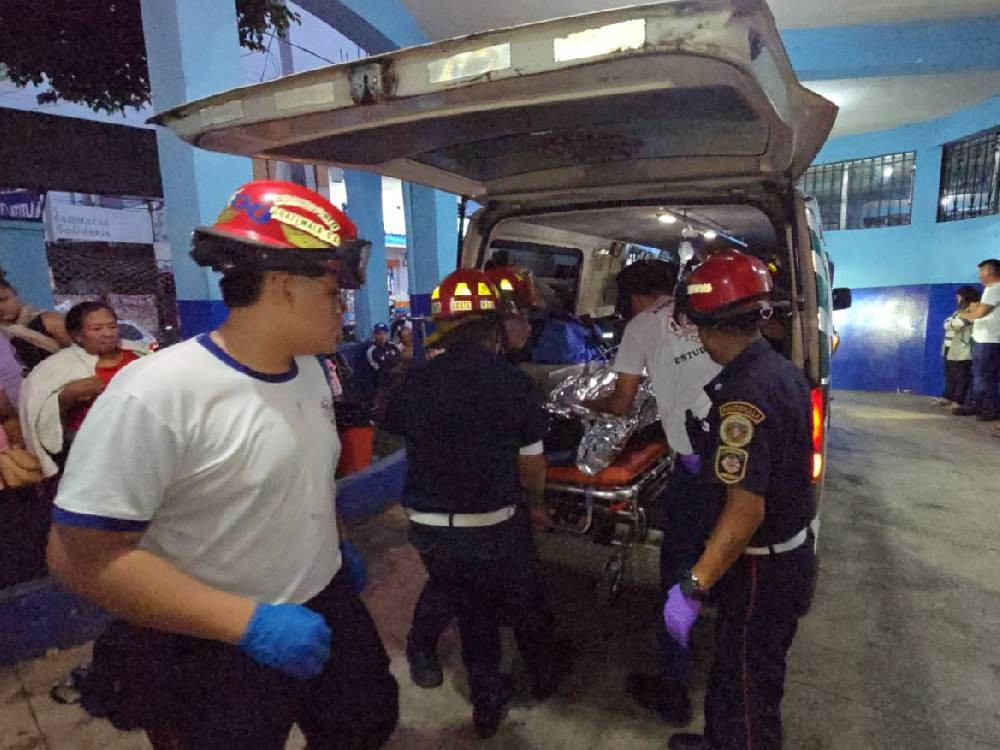 Triple colisión de vehículos deja dos heridos de gravedad