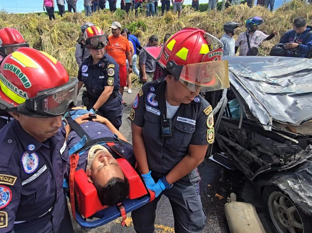 Triple colisión deja tres heridos en el kilómetro 221 de la ruta CA-2