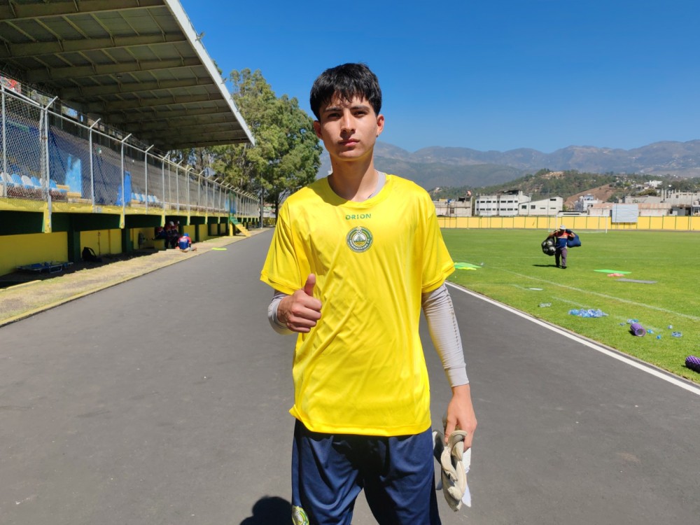 Un canterano de Xela llega a reforzar el marco de Huehuetecos FC