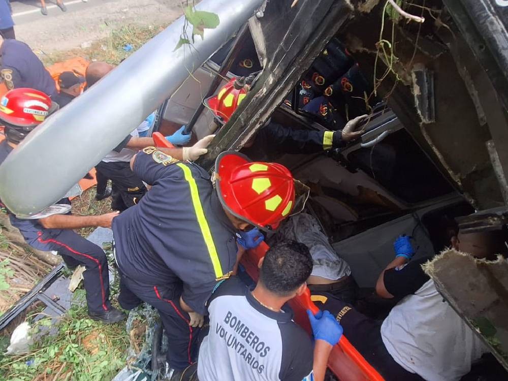 Un fallecido y cuatro heridos deja un accidente entre un autobús y una camionetilla 