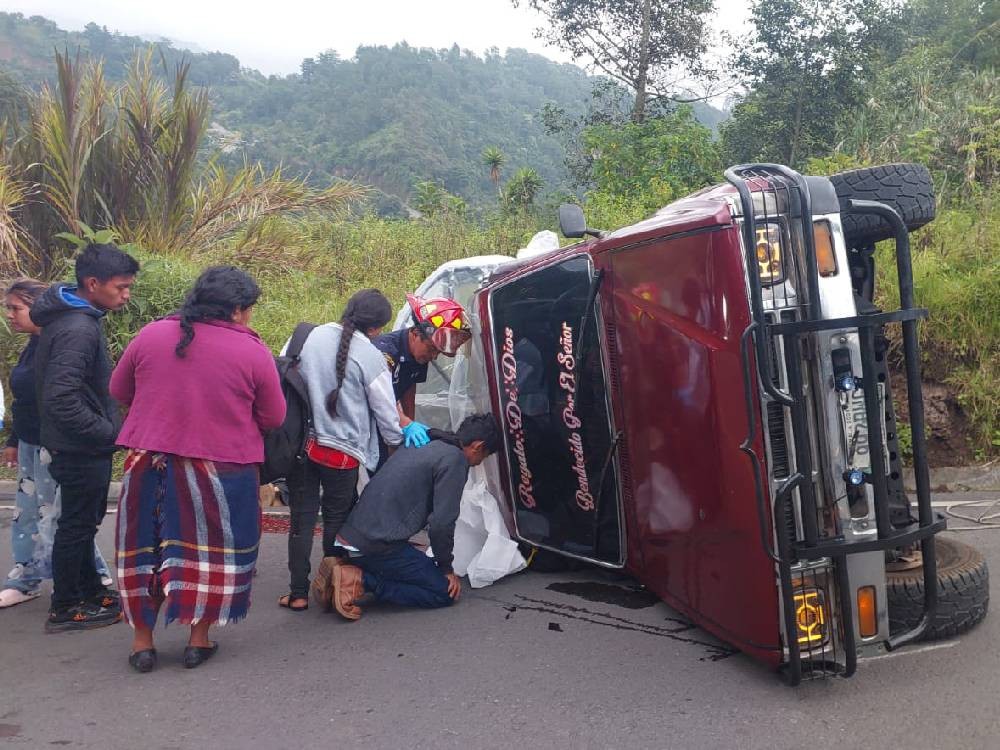 Un fallecido y ocho heridos tras volcar picop en el que viajaban