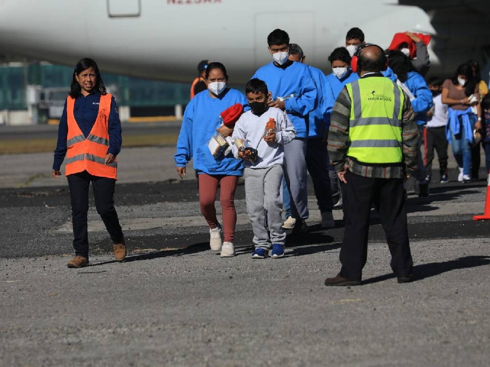 Un juez bloquea la expulsión de niños a Guatemala