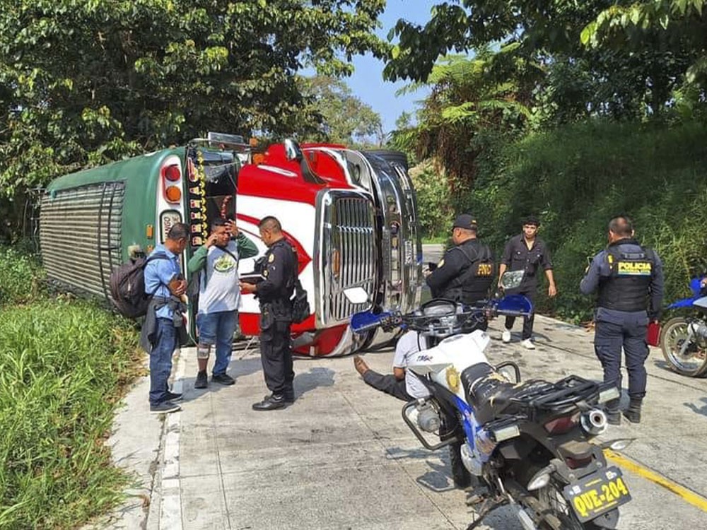 Un muerto y varios heridos tras volcar bus de transporte Golondrina 