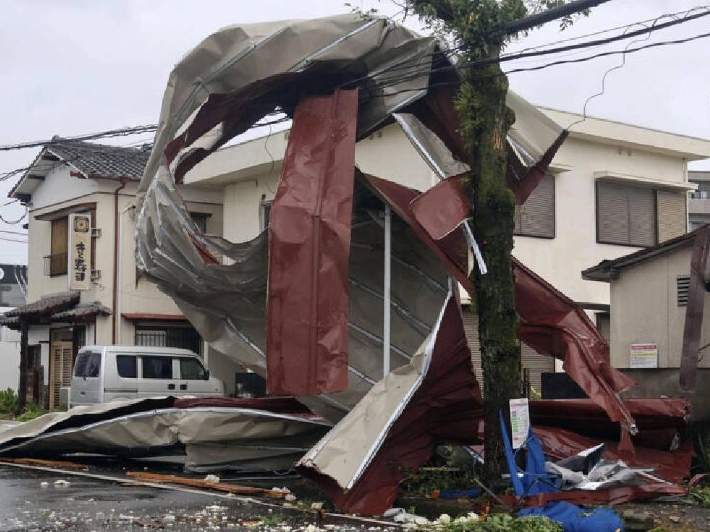 Un tifón extremadamente potente toca tierra en Japón