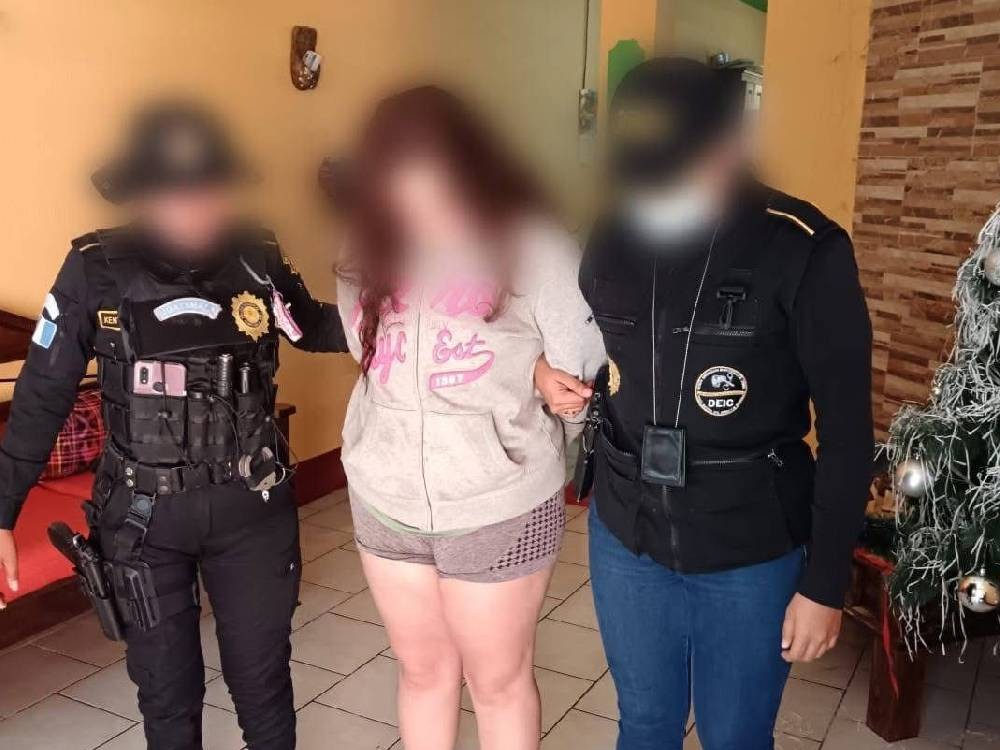 Una mujer es capturada durante allanamientos por estafas y lavado de dinero