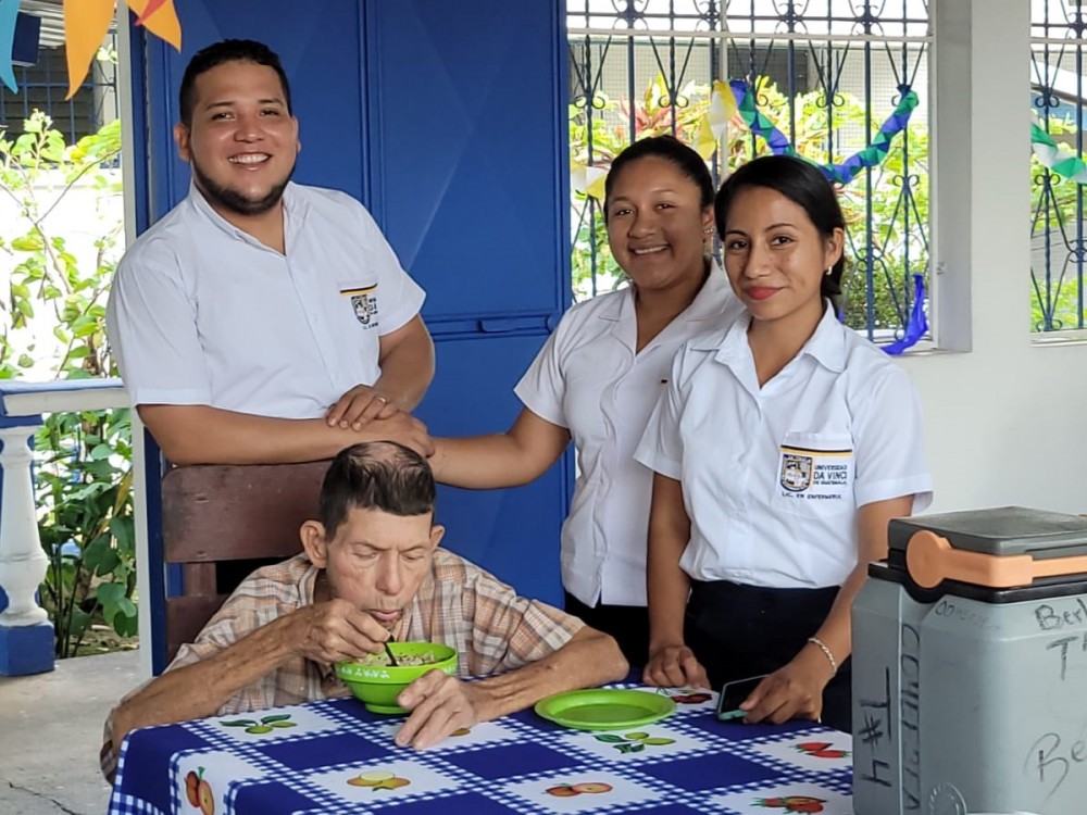 Universitarios comparten con asilo de ancianos en Coatepeque