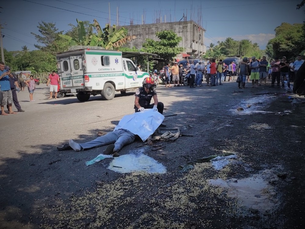 Más de 10 heridos y 1 muerto en accidente de bus colectivo que perdió el control por "pelear pasaje"