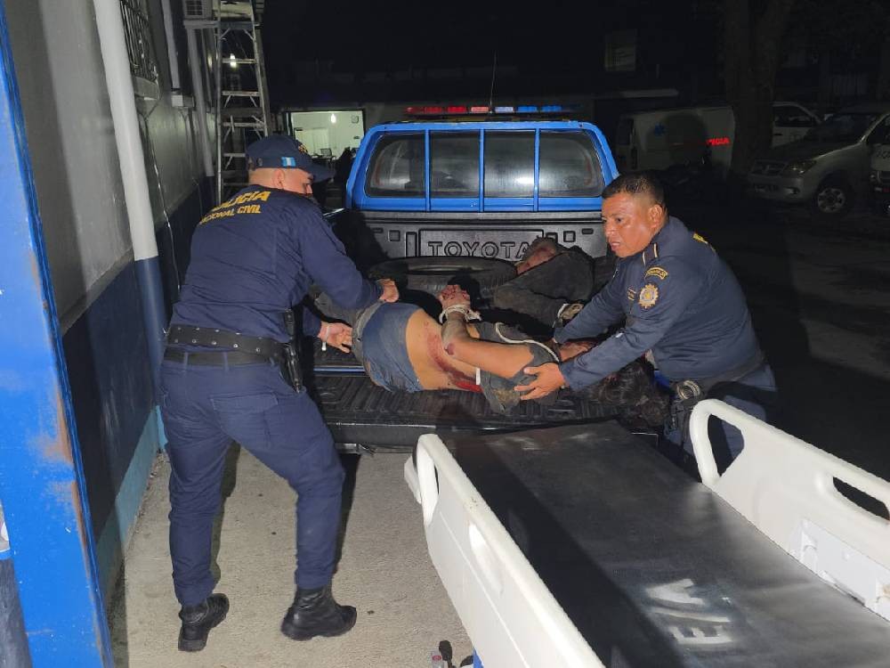 Vapulean a dos hombres señalados de ataque armado, uno fallece y otro está hospitalizado 