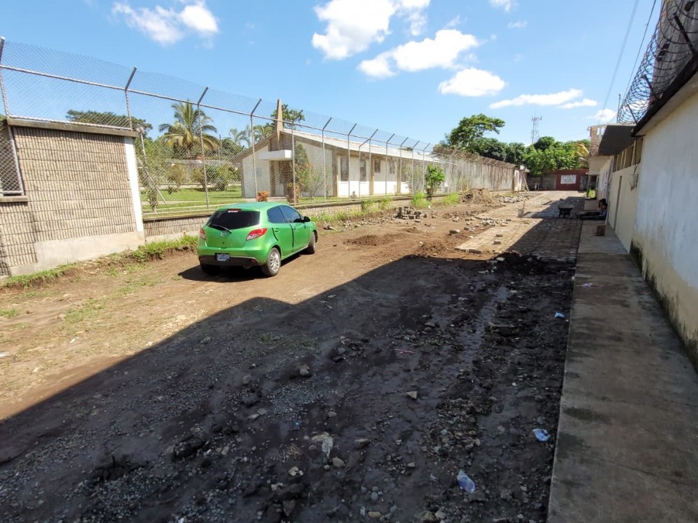 Vecinos arreglan calle con material de segunda mano en Coatepeque