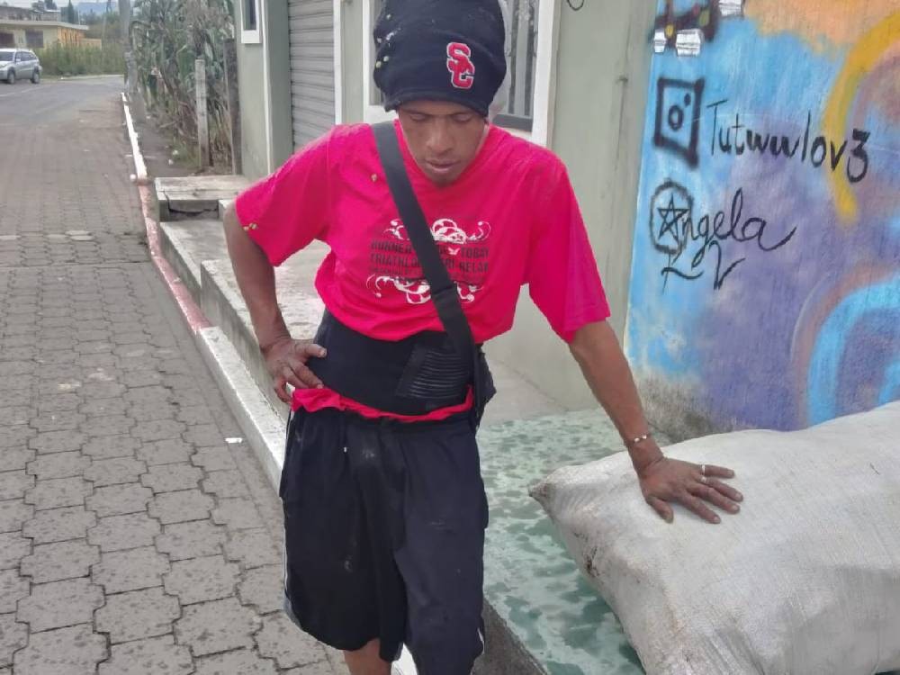 Vecinos capturan a hombre señalado de robar elotes en un terreno 