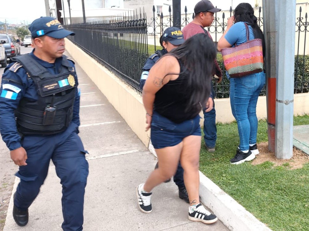 Vecinos capturan a tres personas acusadas de robo en San Juan Ostuncalco