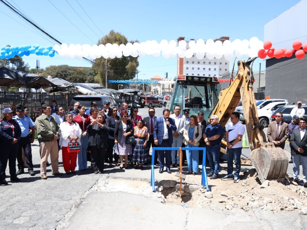 Vecinos celebran modernización de calle en Quetzaltenango