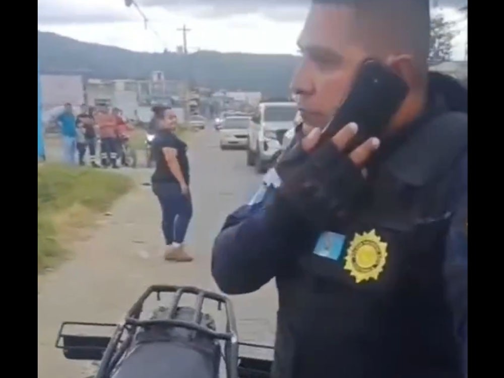 Vecinos de Huehuetenango denuncian a agente de la PNC por estar aparentemente ebrio en servicio
