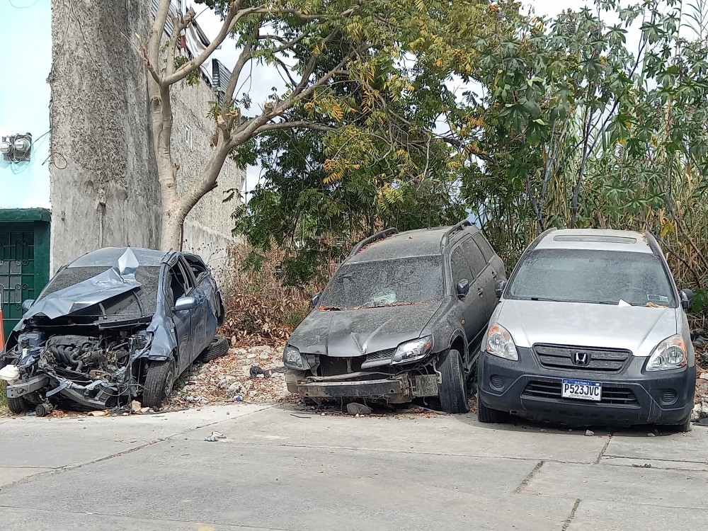 Vecinos de Huehuetenango molestos por uso de calle como predio de carros chocados