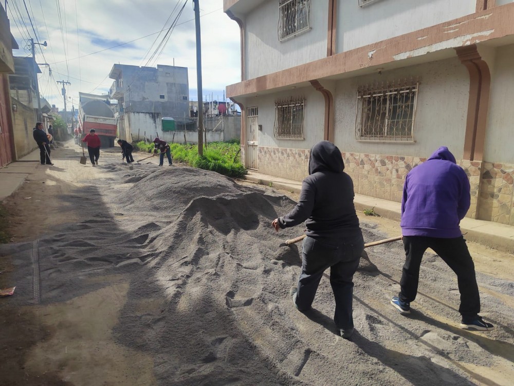 Vecinos de la zona 7 de Xela han luchado por 25 años para que adoquinen su calle