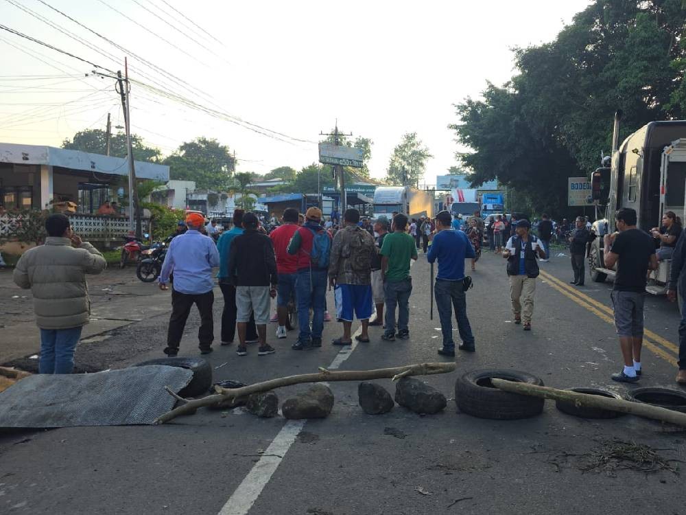 Vecinos de Samayac, San Pablo Jocopilas y Santo Tomas mantienen bloqueo en el kilómetro 154 de la ruta CA-2