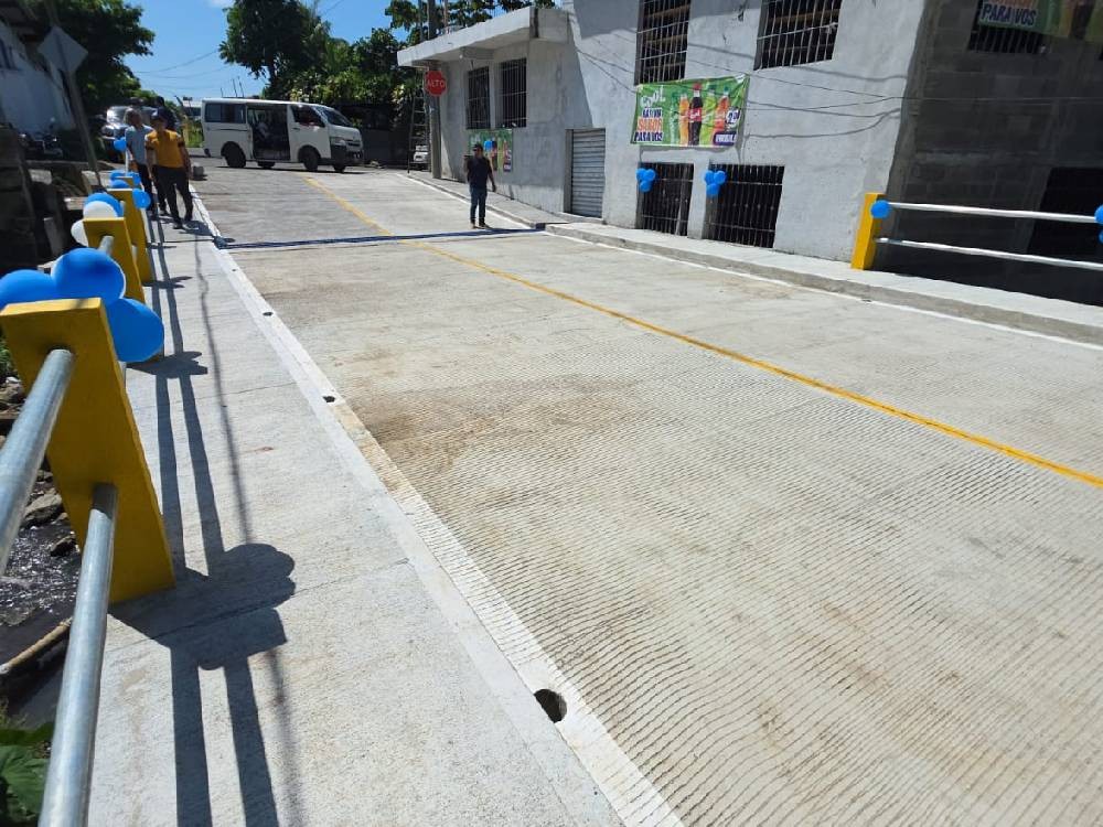 Vecinos del cantón Brazilia celebran la inauguración de un nuevo puente tras más de una década de gestiones
