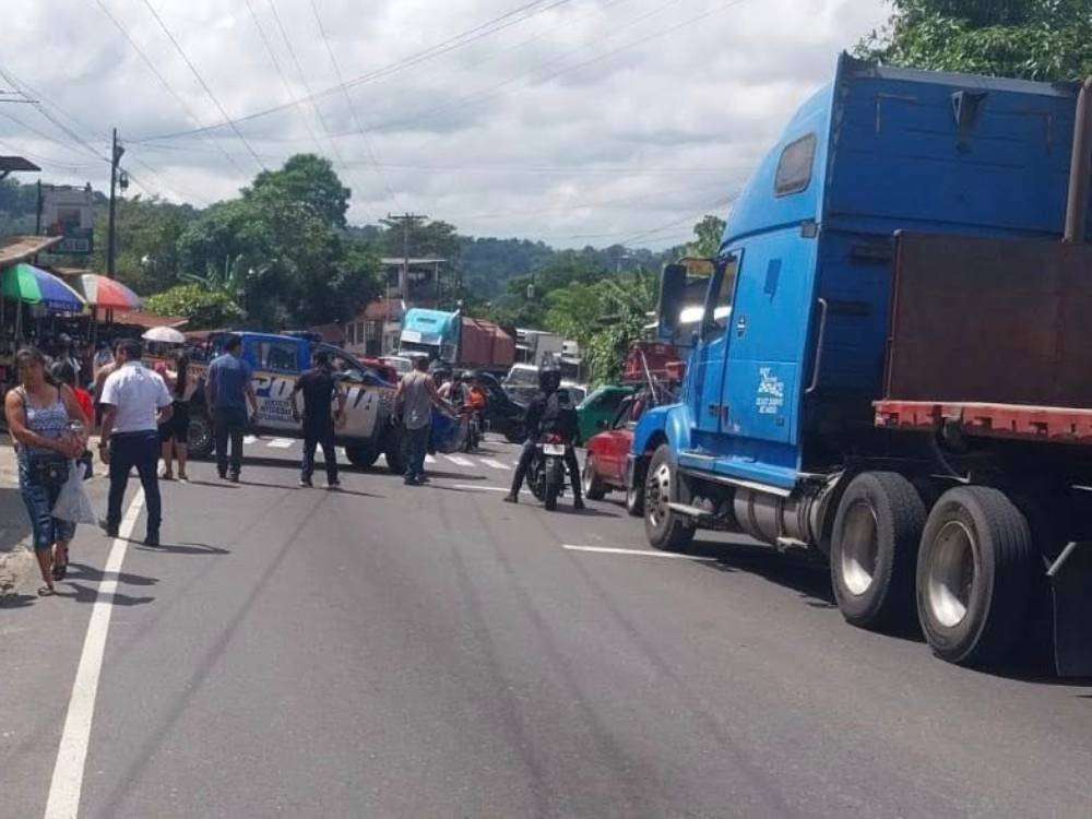 Vecinos mantienen bloqueo en ruta a Quetzaltenango por fallas en energía eléctrica y daños en carretera