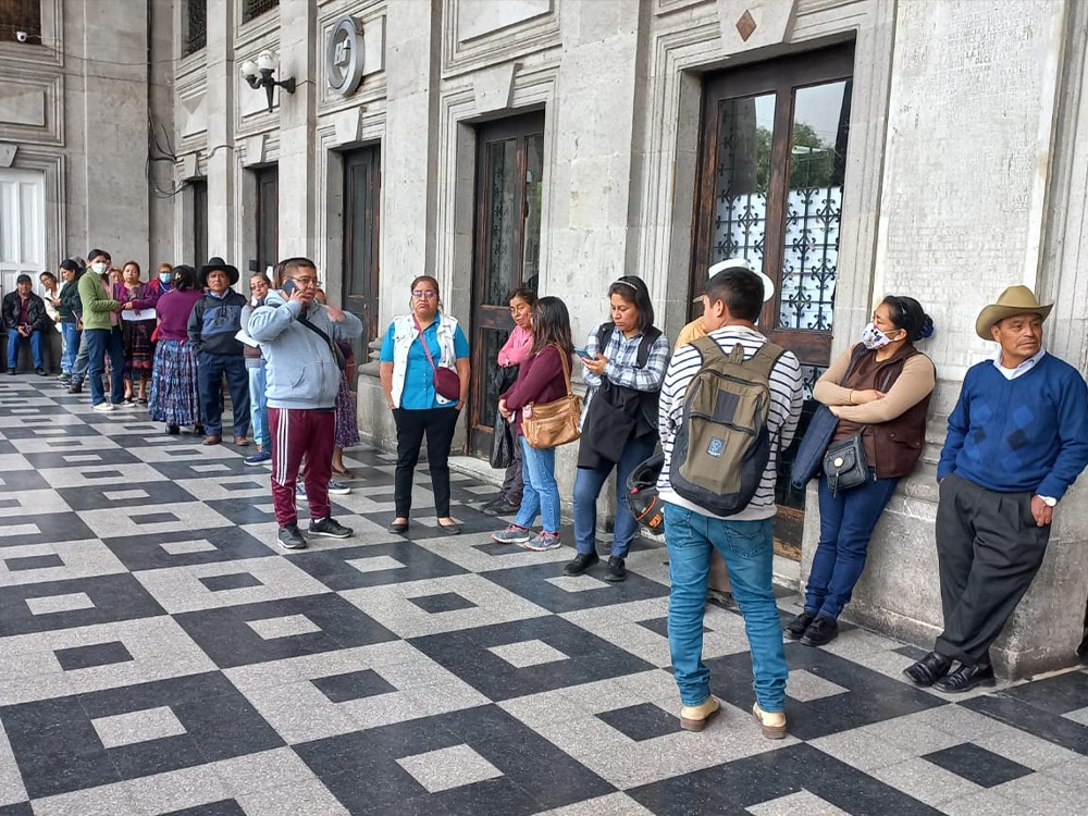 Vecinos molestos por proceso lento para pago de servicios municipales  