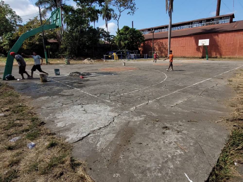 Vecinos se unen y remozan cancha en barrio de Coatepeque 