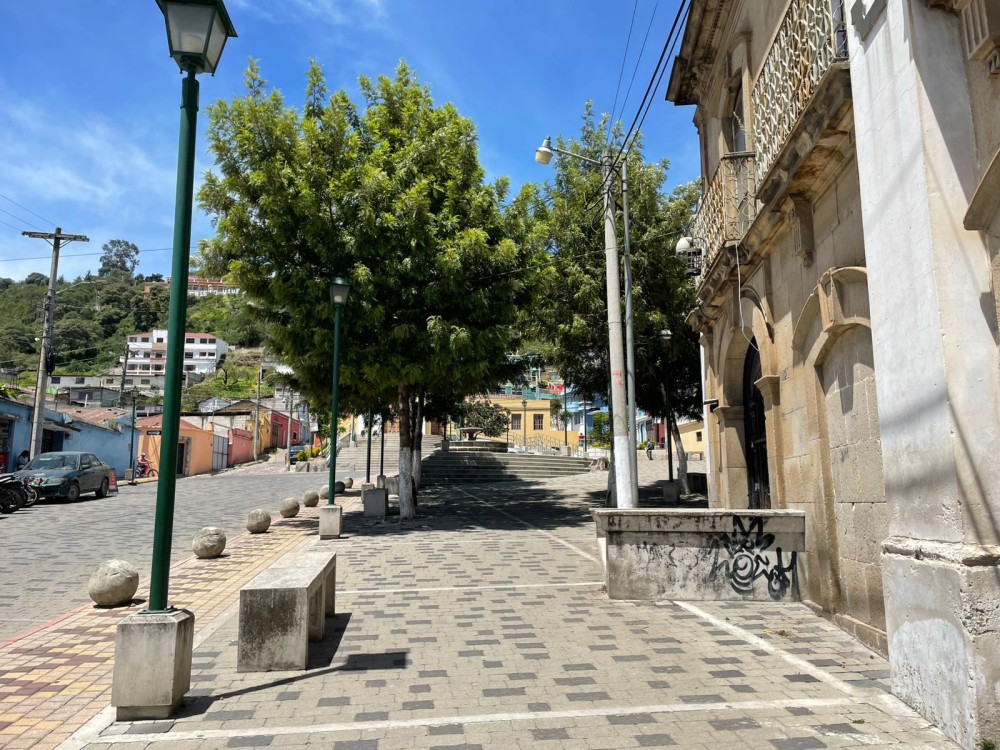 Vecinos solicitan mejoras en la iluminación de la plazuela San Antonio de Xela