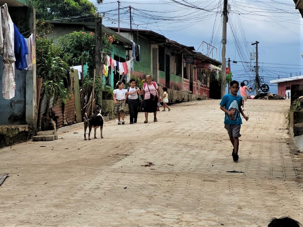 Vecinos logran adoquinar su calle luego de 40 años