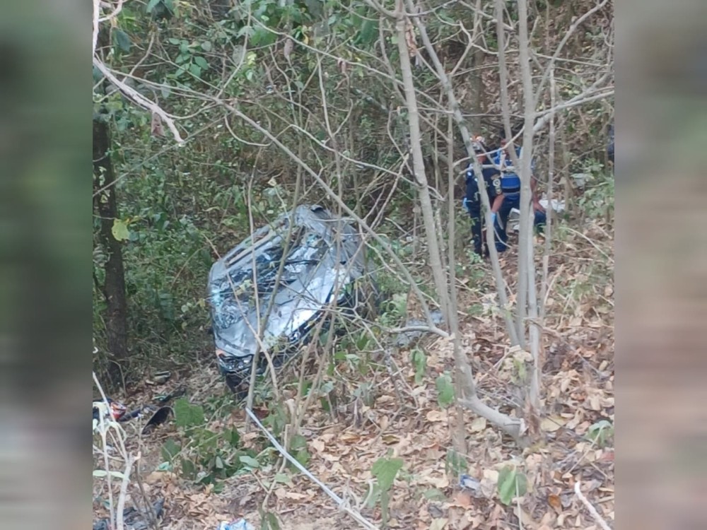 Vehículo cae a barranco y deja a personas heridas y daños materiales