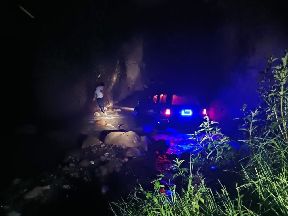 Vehículo cae a hondonada y deja a 3 personas heridas