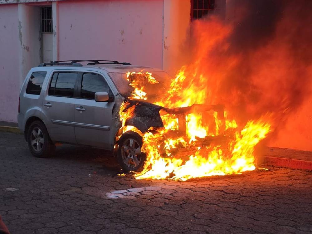 Vehículo es consumido por las llamas en Mazatenango