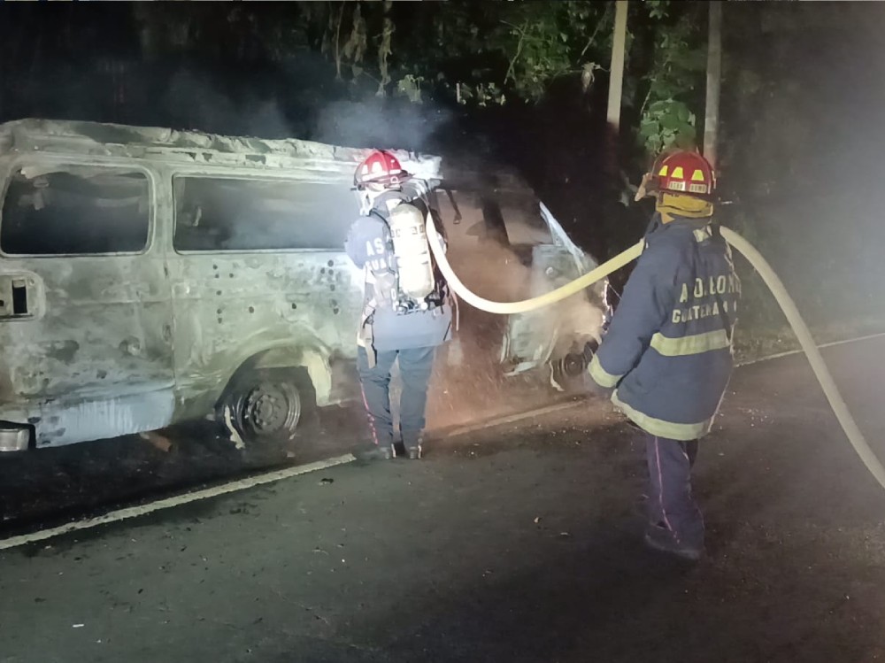Vehículo es consumido por las llamas en ruta hacia Colomba Costa Cuca