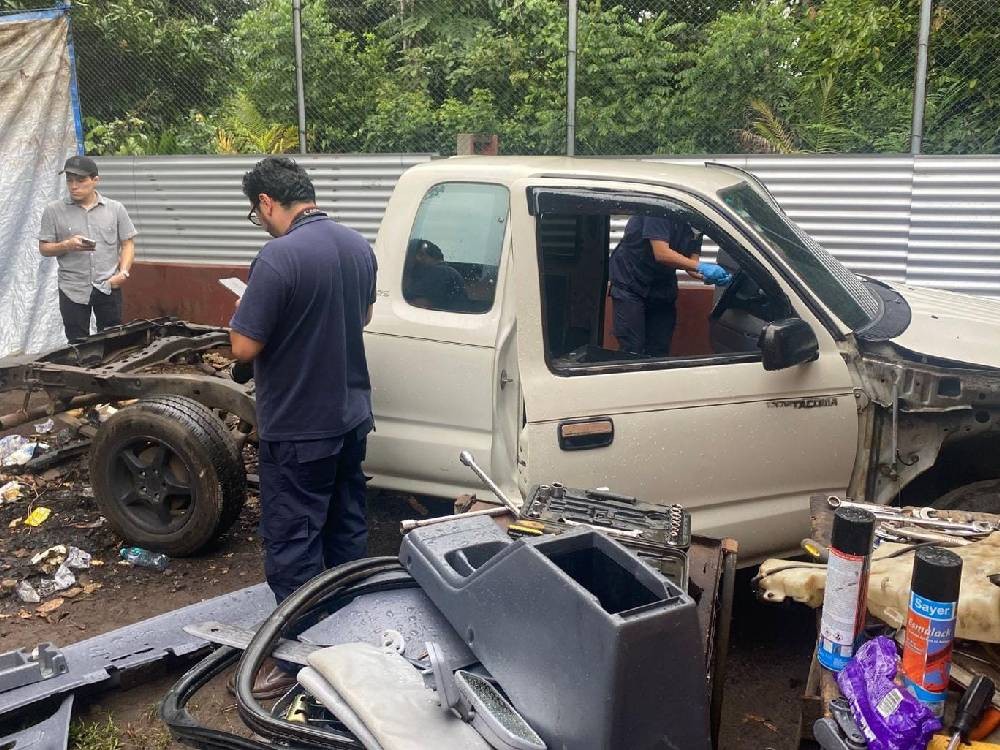 Vehículo hurtado ya era desmantelado en predio privado