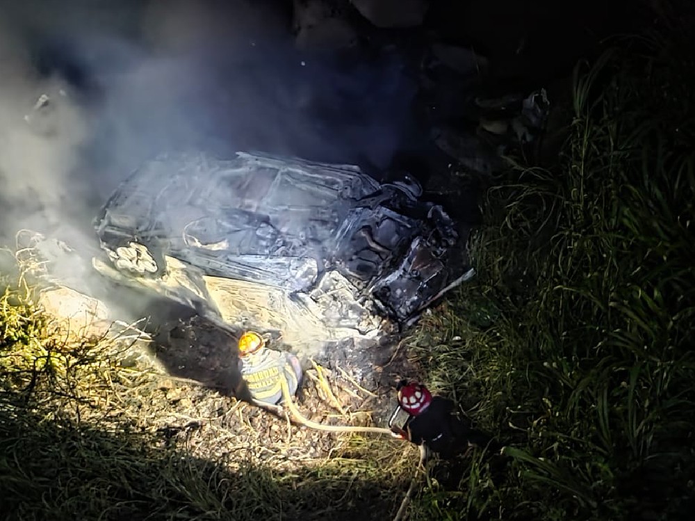 Vehículo se incendia tras caer del puente Carmen de Mirón