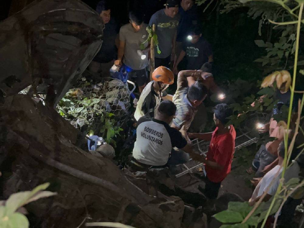 Vehículo se precipita a un barranco en la ruta al Pacífico: dos muertos y un herido