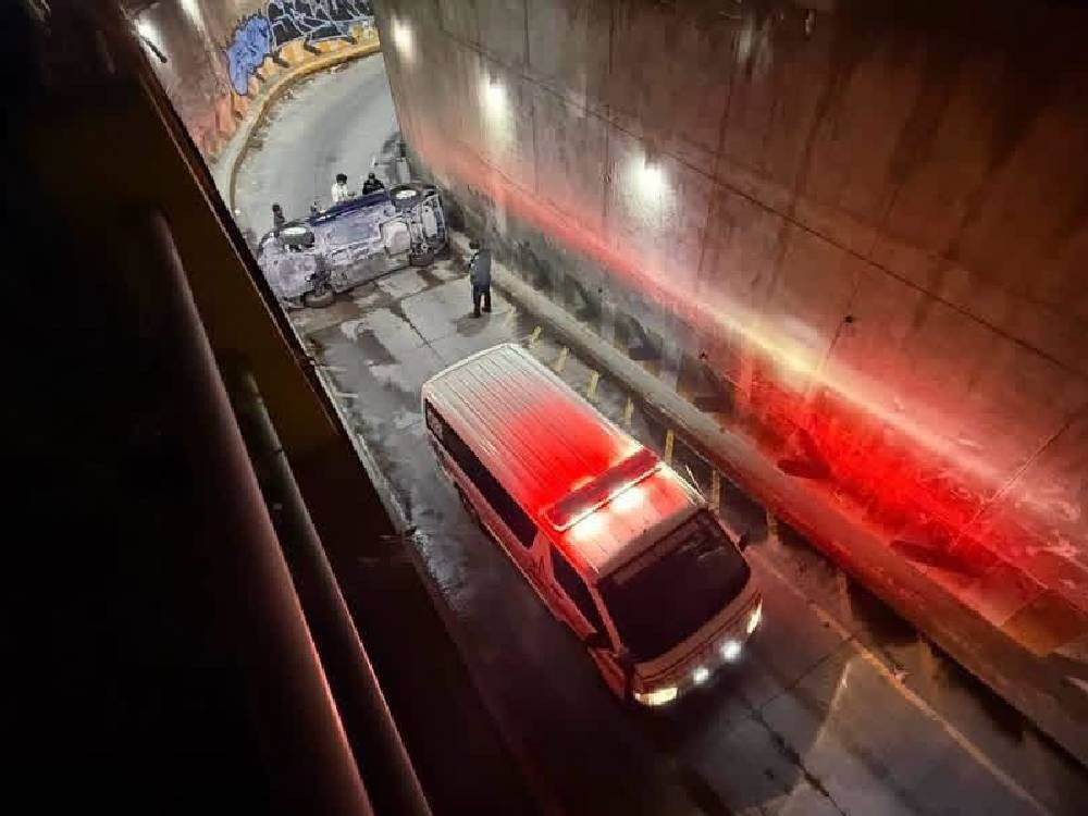 Vehículo volcado en paso a desnivel de la zona 9 de Xela deja solo daños materiales
